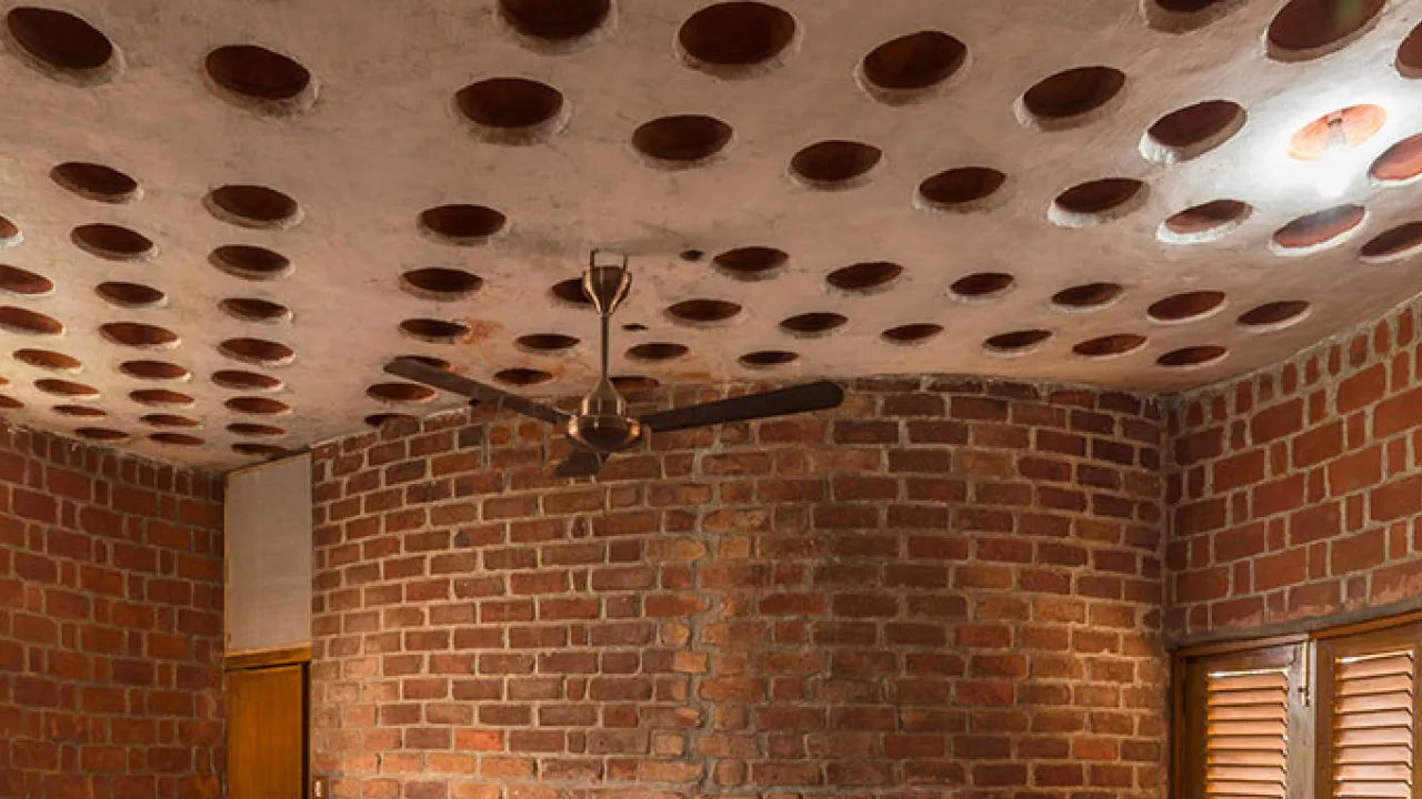 Filler slab roof cross-section showing clay-pot fillers set in the lower tension zone of a reinforced-concrete slab.